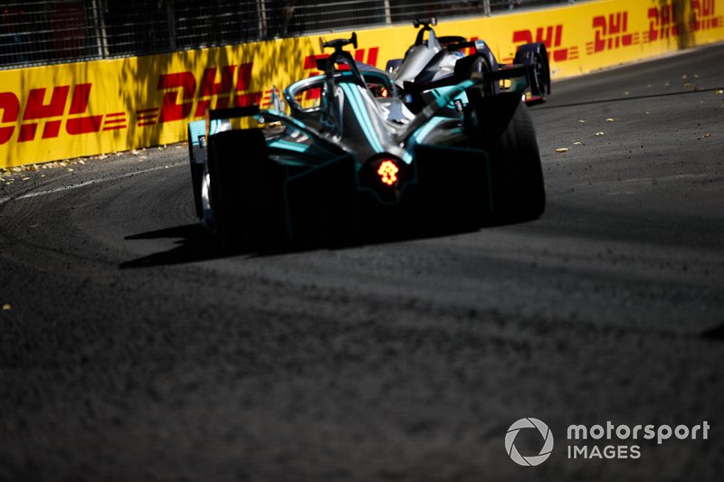 Mitch Evans, Jaguar Racing, Jaguar I-Type 3, follows Robin Frijns, Envision Virgin Racing, Audi e-tron FE05
