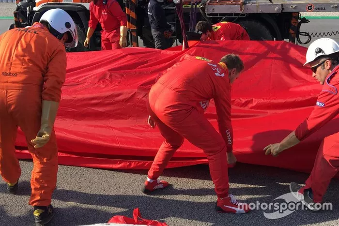 Sebastian Vettel, Ferrari SF90 detenido a un lado de la pista
