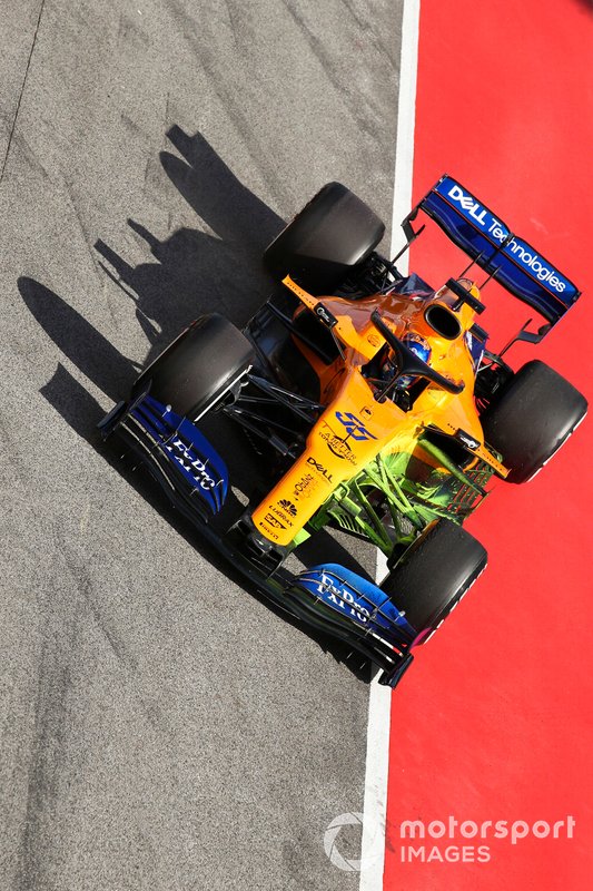 Carlos Sainz Jr., McLaren MCL34, arrives in the pit lane carrying aero paint