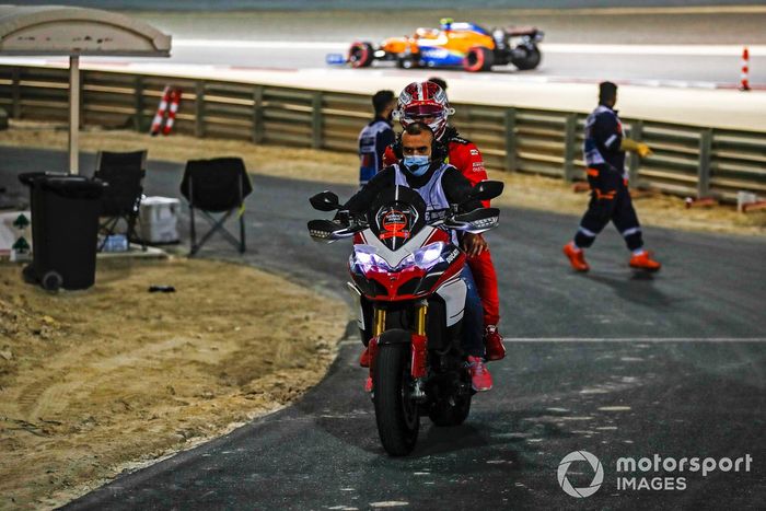 Charles Leclerc, Ferrari, consigue un aventón después de retirarse