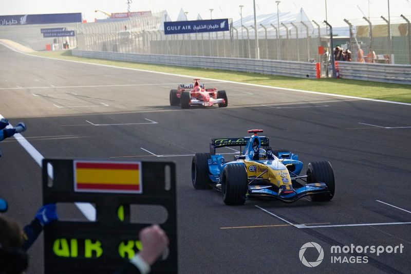 Fernando Alonso, Renault R26, gana por delante de Michael Schumacher, Ferrari 248 F1
