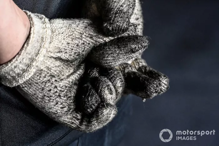 Guantes de un mecánico de MotoGP