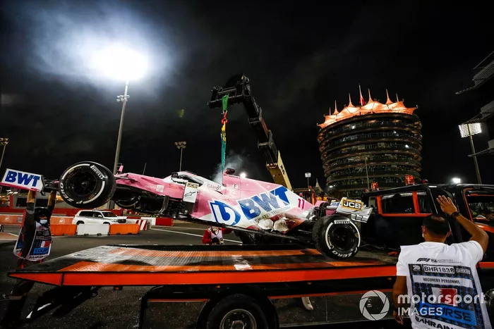 El coche de Sergio Perez, Racing Point RP20, en una grúa