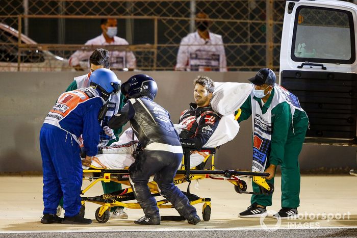 Delegados médicos asisten a Romain Grosjean, Haas F1, después del accidente en la primera vuelta