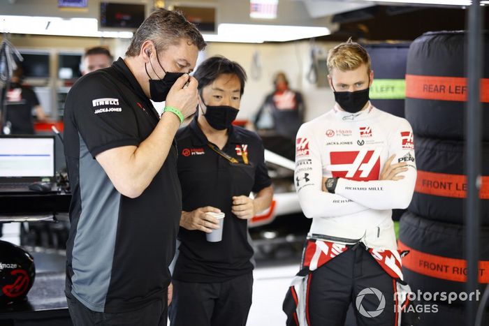 Mick Schumacher, Haas F1, en el garaje