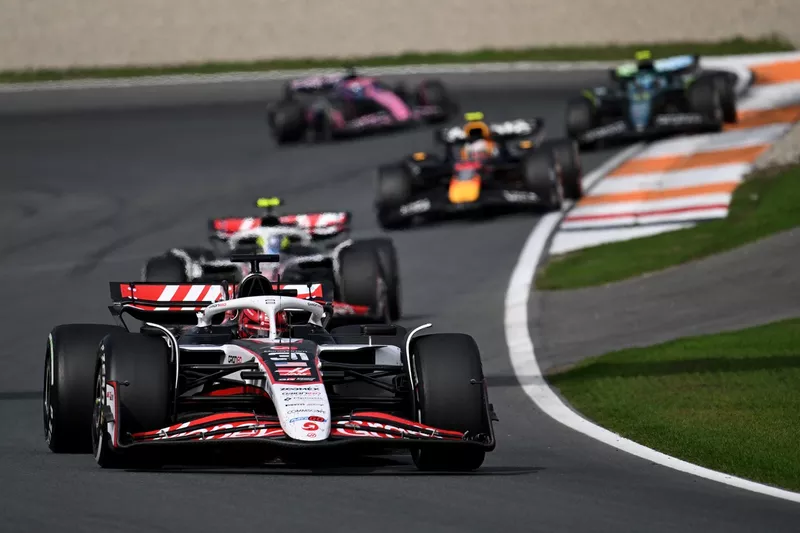 Esteban Ocon, Haas F1 Team, Oliver Bearman, Haas F1 Team, Yuki Tsunoda, Red Bull Racing Team