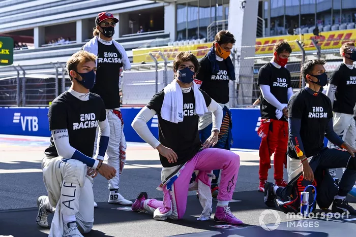 Pierre Gasly, AlphaTauri, Antonio Giovinazzi, Alfa Romeo, Lance Stroll, Racing Point, Carlos Sainz Jr., McLaren, Charles Leclerc, Ferrari, Alex Albon, Red Bull Racing, en apoyo de la campaña para el fin del racismo