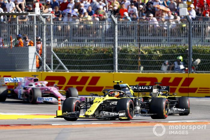 Esteban Ocon, Renault F1 Team R.S.20, Daniel Ricciardo, Renault F1 Team R.S.20, Sergio Pérez, Racing Point RP20