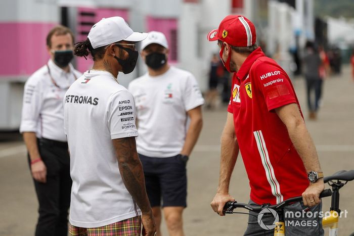 Lewis Hamilton, Mercedes-AMG F1 y Sebastian Vettel, Ferrari en el paddock