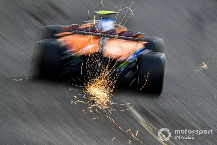 Lando Norris, McLaren MCL35 sacando chispas