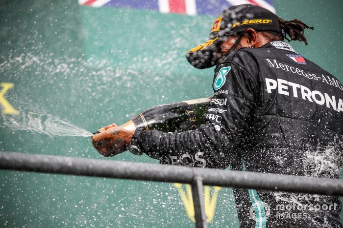Podio: ganador Lewis Hamilton, Mercedes-AMG F1