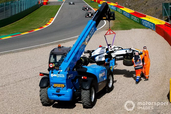 Oficiales retiran el monoplaza de George Russell, Williams FW43