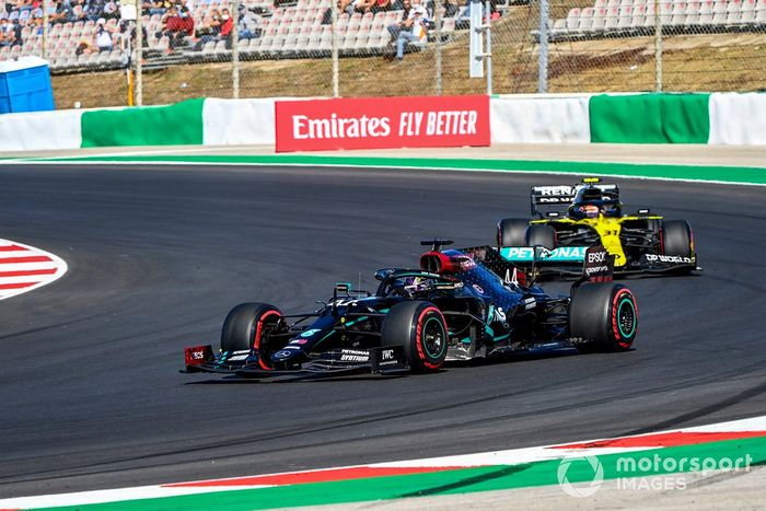 Lewis Hamilton, Mercedes F1 W11, Esteban Ocon, Renault F1 Team R.S.20