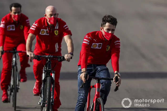 Charles Leclerc, Ferrari, recorre Imola en bici