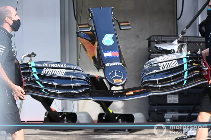 Miembros del equipo Mercedes trabajan en el coche