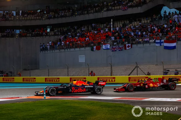Max Verstappen, Red Bull Racing RB16B, Carlos Sainz Jr, Ferrari SF21