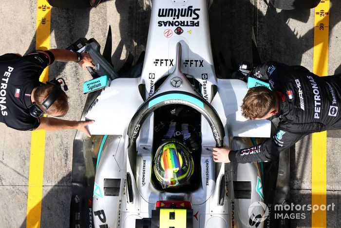 Lewis Hamilton, Mercedes AMG, con los mecánicos