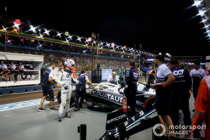 El coche de Pierre Gasly, AlphaTauri AT03, se incendia en los boxes