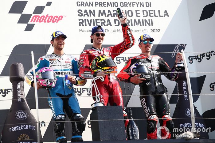 Podio: ganador Francesco Bagnaia, Ducati Team, segundo lugar Enea Bastianini, Gresini Racing, tercero Maverick Viñales, Aprilia Racing Team