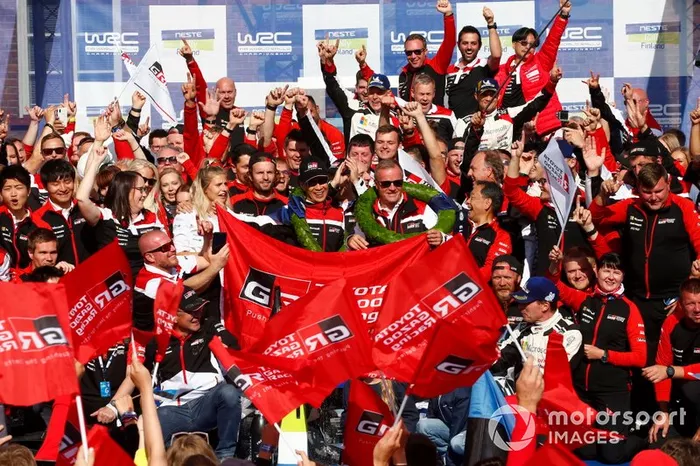 Podio: il vincitore Ott Tänak, Martin Järveoja, Toyota Gazoo Racing WRT Toyota Yaris WRC, il terzo classificato Jari-Matti Latvala, Miikka Anttila, Toyota Gazoo Racing WRT Toyota Yaris WRC con il team