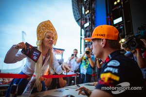 Max Verstappen, Red Bull en firma de autógrafos