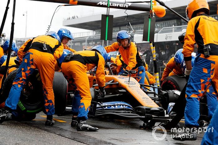 Carlos Sainz Jr., McLaren MCL34, en pits