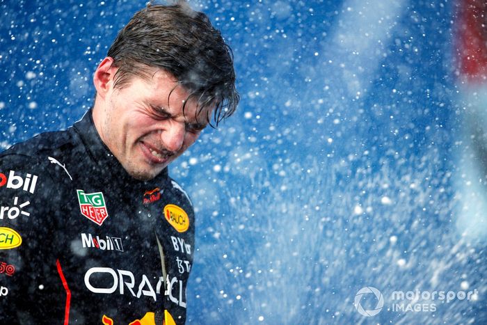 Max Verstappen, Red Bull Racing, 1ª posición, rocía de champagne el podio