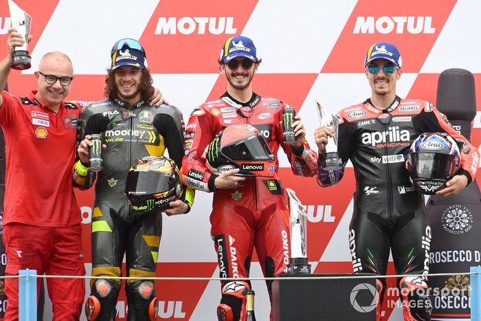 Podio: segundo lugar Marco Bezzecchi, VR46 Racing Team, ganador Francesco Bagnaia, Ducati Team, tercer lugar Maverick Viñales, Aprilia Racing Team race