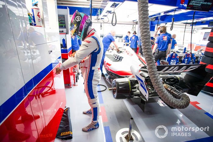 Mick Schumacher, del equipo Haas F1, se prepara para la clasificación