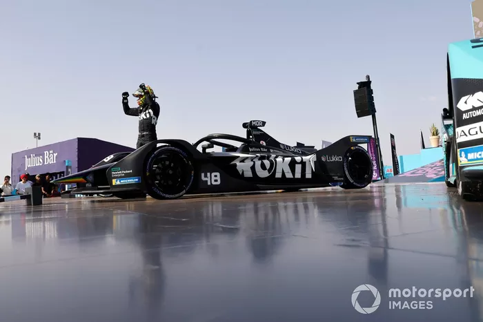 El ganador Edoardo Mortara, Venturi Racing, Flecha de Plata 02 celebra en el parc ferme
