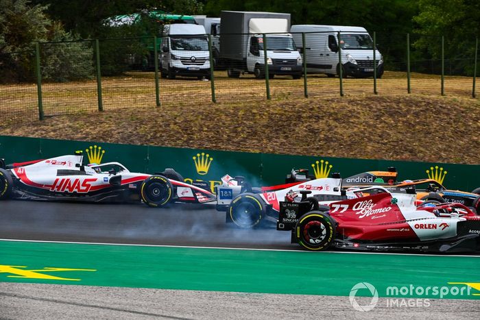 Valtteri Bottas, Alfa Romeo C42, lucha con Kevin Magnussen, Haas VF-22, Daniel Ricciardo, McLaren MCL36, Mick Schumacher, Haas VF-22