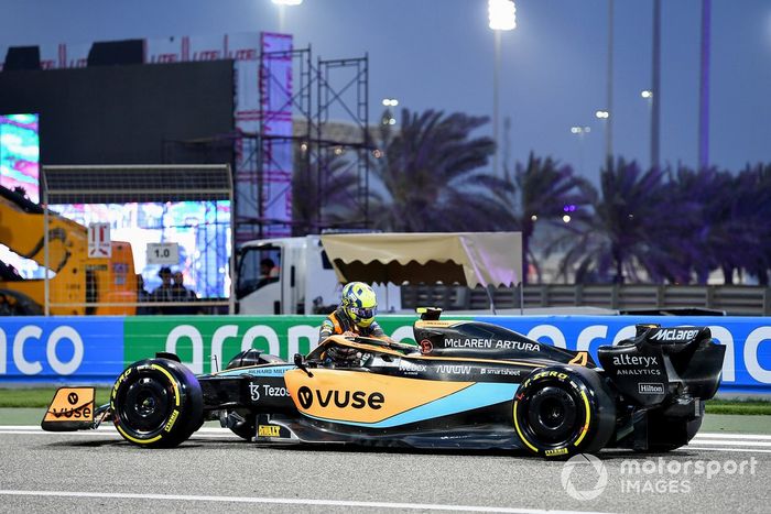 Lando Norris, McLaren MCL36, fuera de su coche tras detenerse en el circuito

