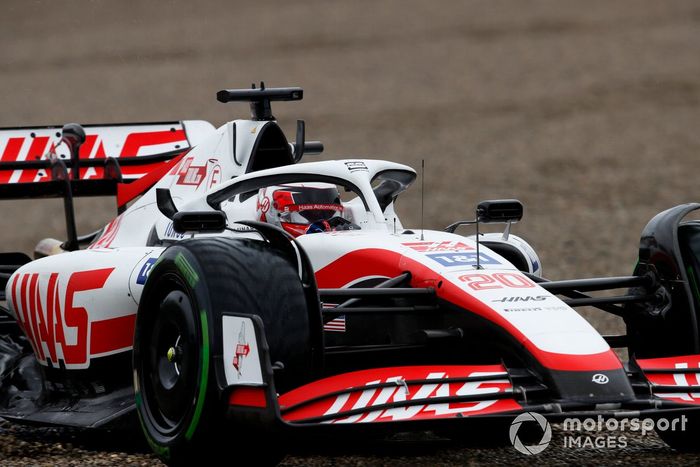 Kevin Magnussen, Haas VF-22, in the gravel