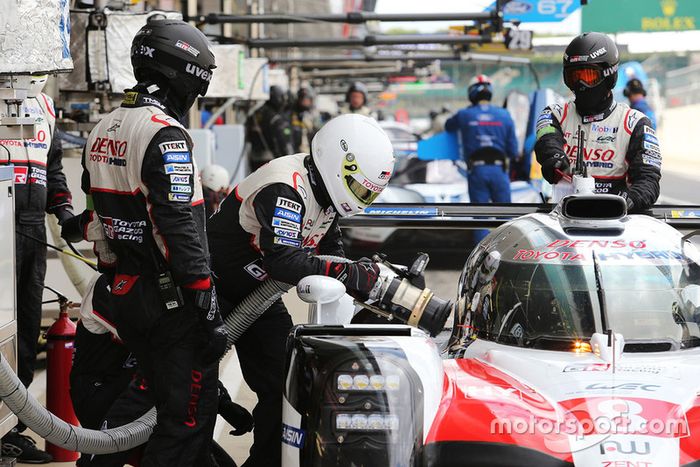 #8 Toyota Gazoo Racing Toyota TS050: Sebastien Buemi, Kazuki Nakajima, Fernando Alonso, refuel