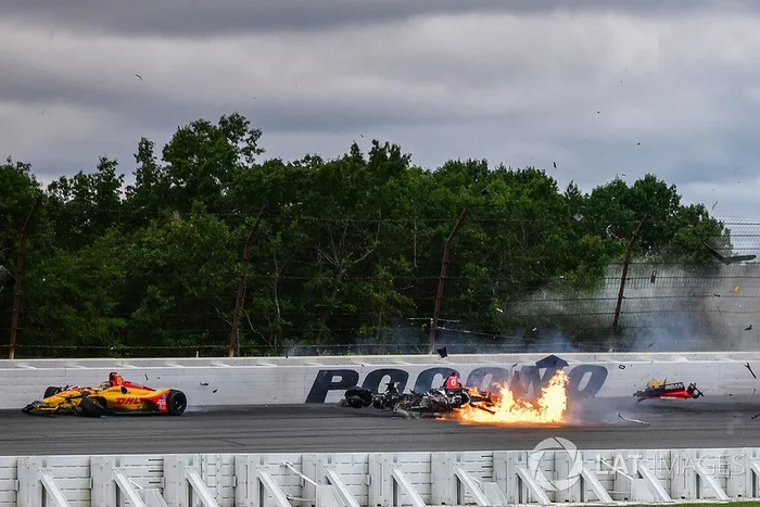 Robert Wickens, Schmidt Peterson Motorsports Honda, James Hinchcliffe, Schmidt Peterson Motorsports Honda, Ryan Hunter-Reay, Andretti Autosport Honda, Pietro Fittipaldi, Dale Coyne Racing Honda chocan con Todd Dziadosz