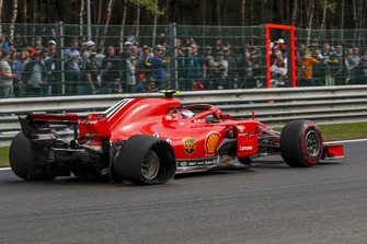 Kimi Raikkonen, Ferrari SF71H ilk turda patlak arka lastik ile