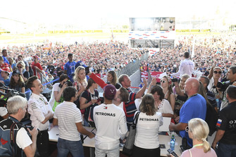 Lewis Hamilton, Mercedes AMG F1, posa per un selfie con un tifoso