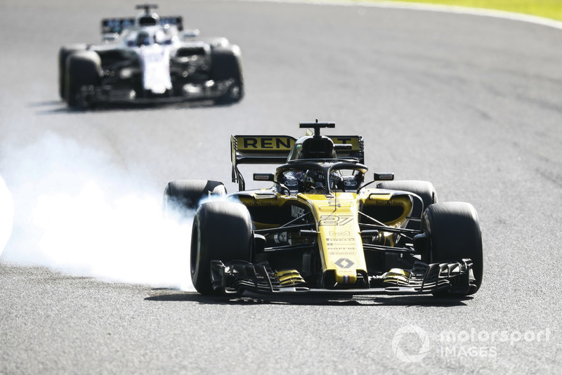 Nico Hulkenberg, Renault Sport F1 Team R.S. 18, bloque une roue devant une Williams