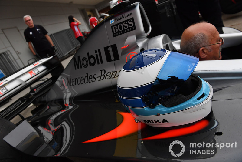 McLaren MP4/13 та шолом Міки Хаккінена під Гонки легенд на честь 30-річчя траси Сузука