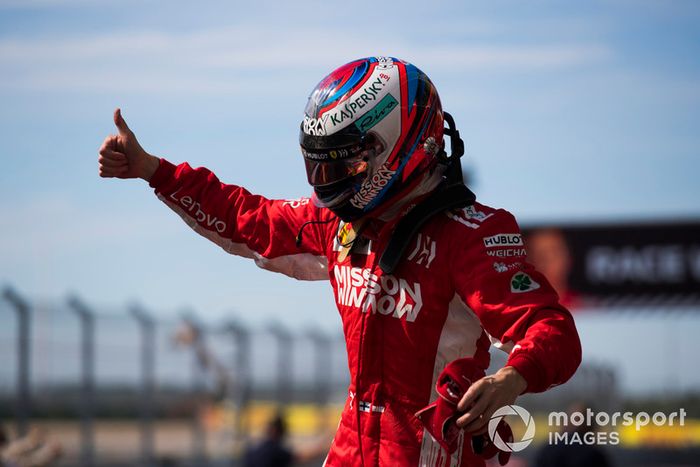 Ganador Kimi Raikkonen, Ferrari, celebra en Parc Ferme