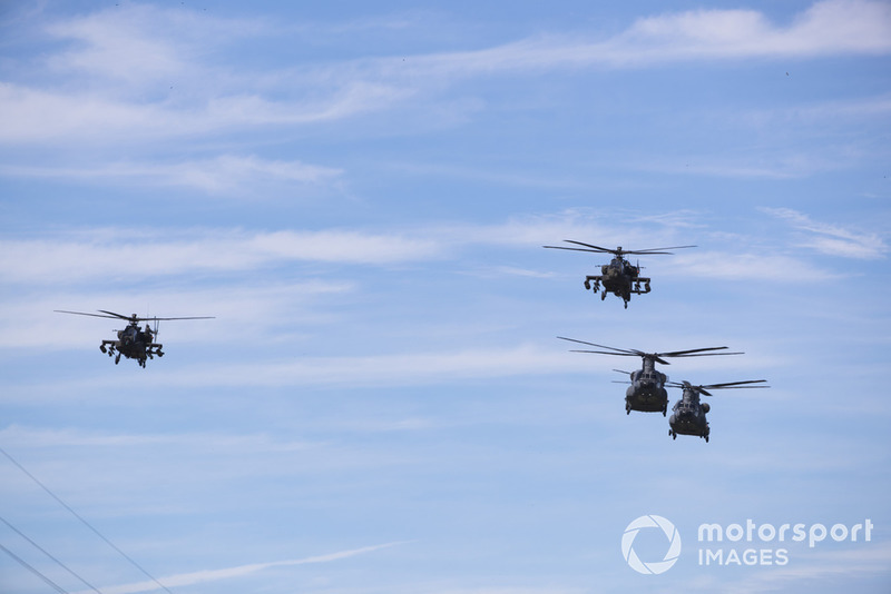Boeing AH-64E Apache, Boeing CH-47F Chinooks