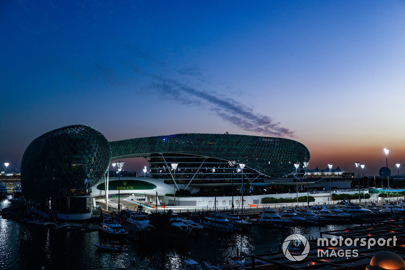 The sun sets as Qualifying proceeds