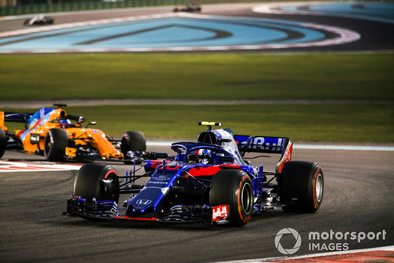 Pierre Gasly, Scuderia Toro Rosso STR13, precede Fernando Alonso, McLaren MCL33