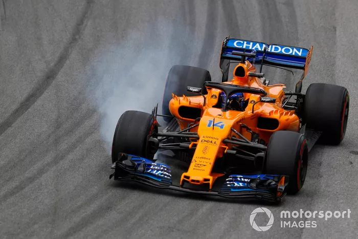 Fernando Alonso, McLaren MCL33, bloquea una rueda delantera.