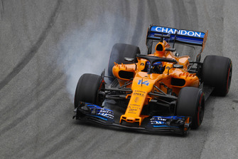 Fernando Alonso, McLaren MCL33, locks-up a front wheel.