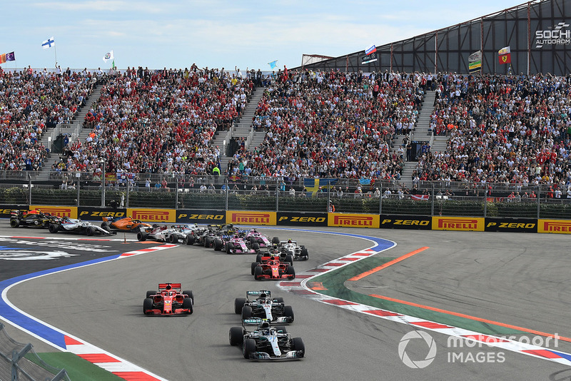Valtteri Bottas, Mercedes AMG F1 W09 precede Lewis Hamilton, Mercedes AMG F1 W09 e Sebastian Vettel, Ferrari SF71H