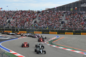 Valtteri Bottas, Mercedes AMG F1 W09 devant Lewis Hamilton, Mercedes AMG F1 W09 et Sebastian Vettel, Ferrari SF71H