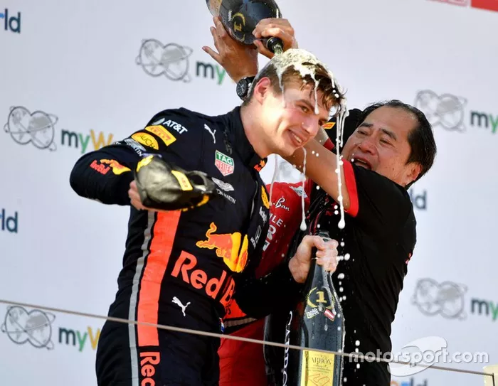 Podio: ganador de la carrera Max Verstappen, Red Bull Racing con Toyoharu Tanabe Director Honda F1