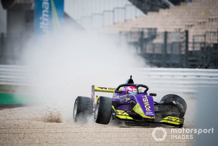 Choca al inicio de la carrera Alice Powell