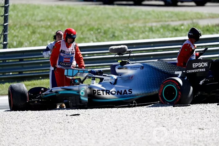 Los comisarios llegan al accidente de Valtteri Bottas, Mercedes AMG W10